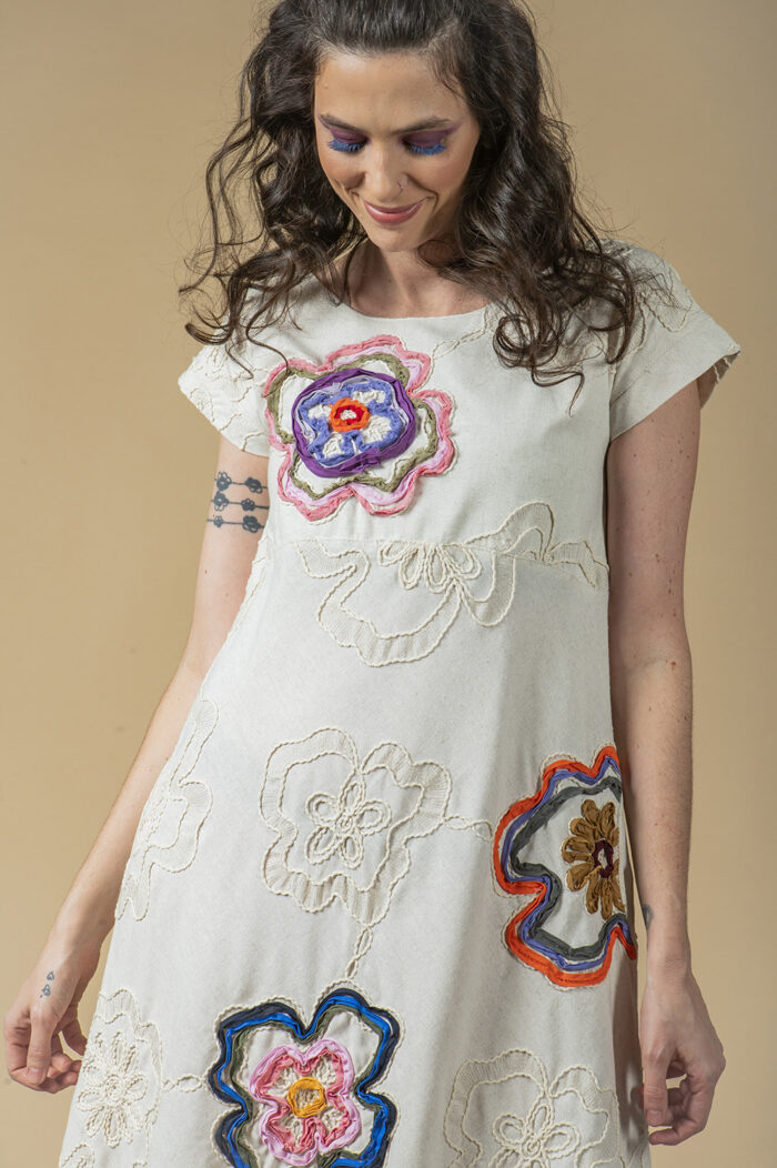 VESTIDO MIDI LINHA A, COM MANGA JAPONESA, RECORTE NA CINTURA, BOLSOS TODO CUSTOMIZADO COM APLICAÇÕES MANUAIS DE BORDADO NAS FLORES - Image 5