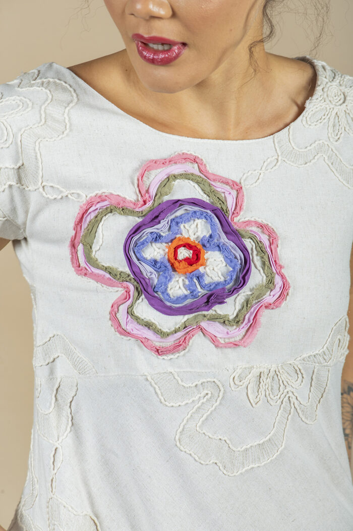 VESTIDO MIDI LINHA A, COM MANGA JAPONESA, RECORTE NA CINTURA, BOLSOS TODO CUSTOMIZADO COM APLICAÇÕES MANUAIS DE BORDADO NAS FLORES - Image 6
