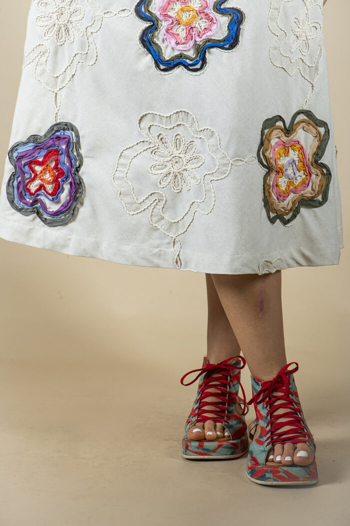 VESTIDO MIDI LINHA A, COM MANGA JAPONESA, RECORTE NA CINTURA, BOLSOS TODO CUSTOMIZADO COM APLICAÇÕES MANUAIS DE BORDADO NAS FLORES - Image 7