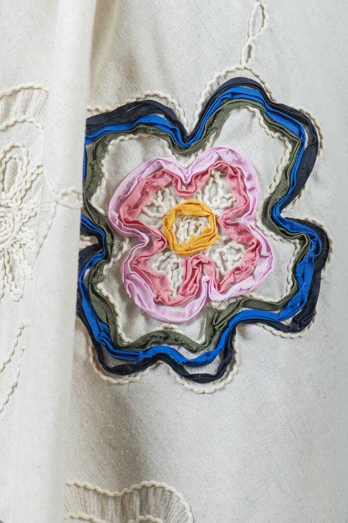 VESTIDO MIDI LINHA A, COM MANGA JAPONESA, RECORTE NA CINTURA, BOLSOS TODO CUSTOMIZADO COM APLICAÇÕES MANUAIS DE BORDADO NAS FLORES - Image 8