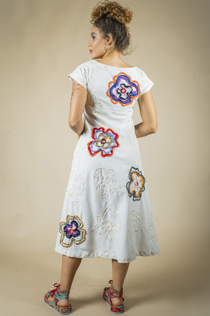 VESTIDO MIDI LINHA A, COM MANGA JAPONESA, RECORTE NA CINTURA, BOLSOS TODO CUSTOMIZADO COM APLICAÇÕES MANUAIS DE BORDADO NAS FLORES - Image 9