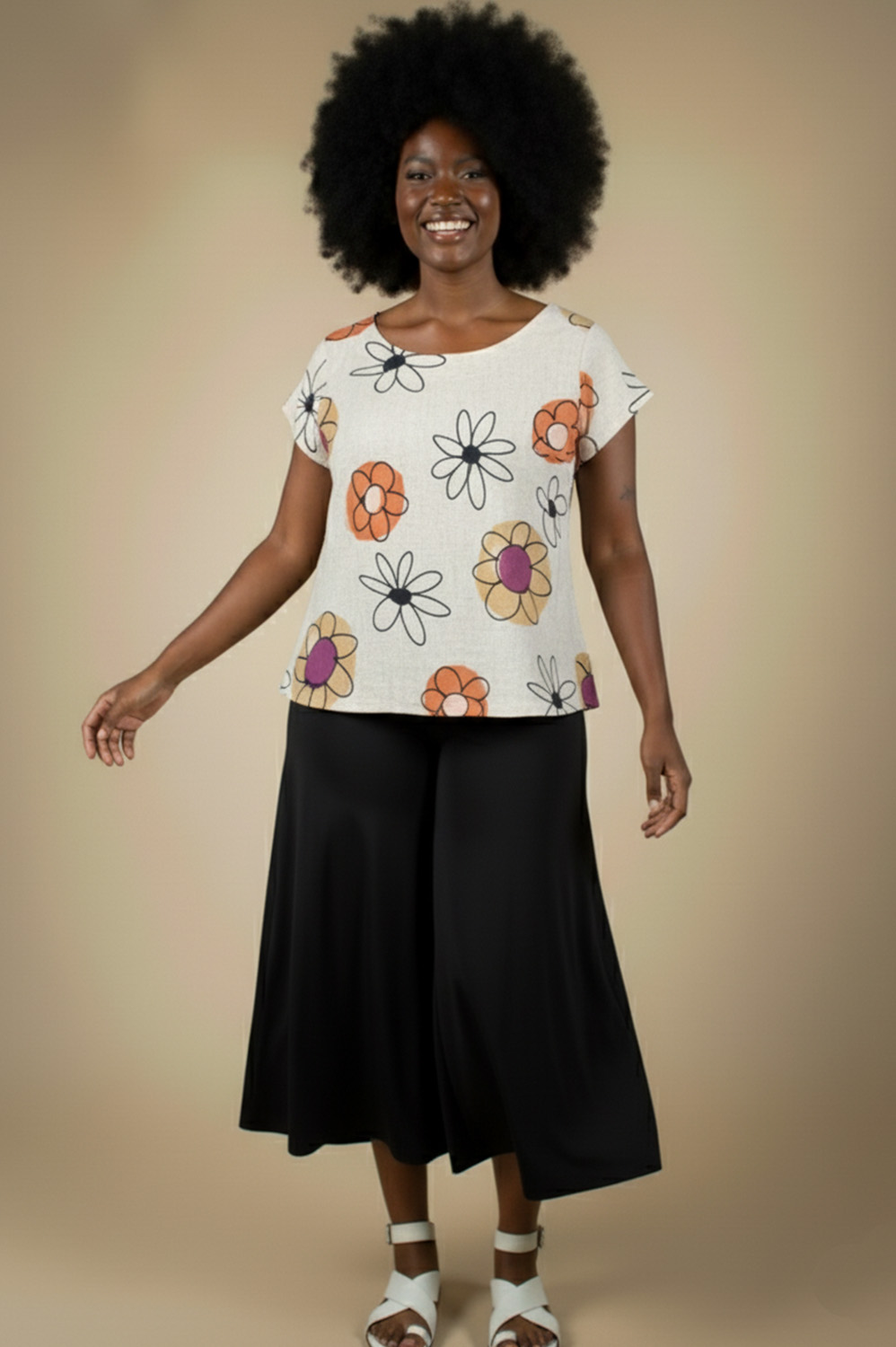 BLUSA PLUS SIZE RETA COM MANGA CURTA, DECOTE REDONDO E PENCES NO BUSTO