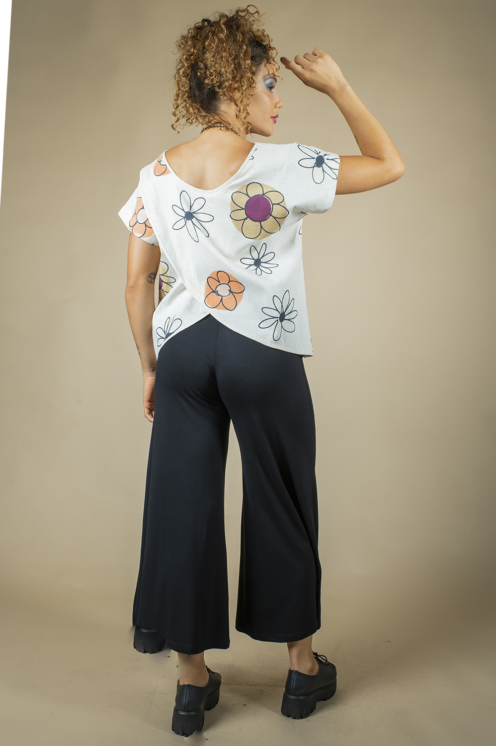 BLUSA SOLTONA COM AS COSTAS CRUZADA
