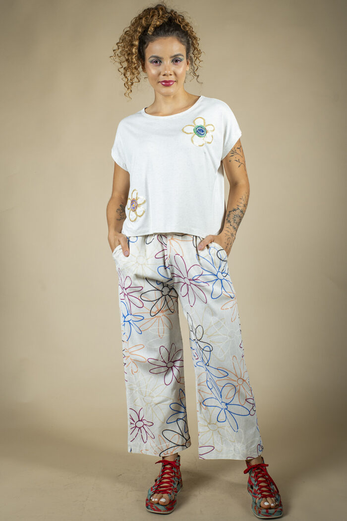 CALÇA PESCADOR COM ELÁSTICO NO CÓS, BOLSOS E DETALHE DE FENDINHA NA BARRA - Image 3