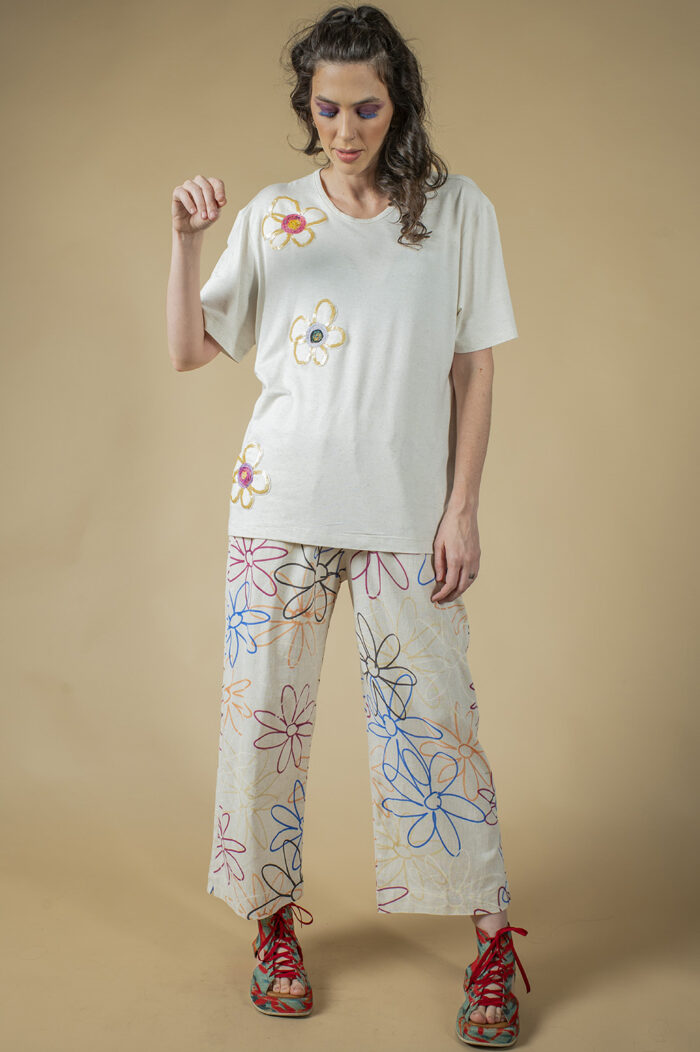 CALÇA PESCADOR COM ELÁSTICO NO CÓS, BOLSOS E DETALHE DE FENDINHA NA BARRA - Image 4
