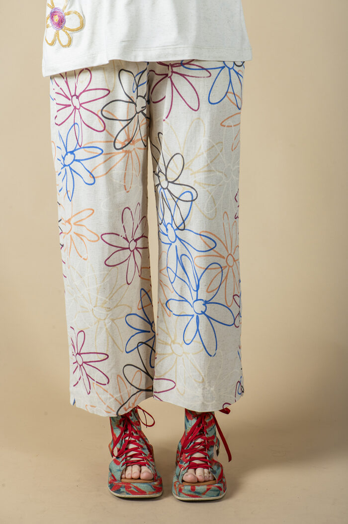 CALÇA PESCADOR COM ELÁSTICO NO CÓS, BOLSOS E DETALHE DE FENDINHA NA BARRA - Image 5