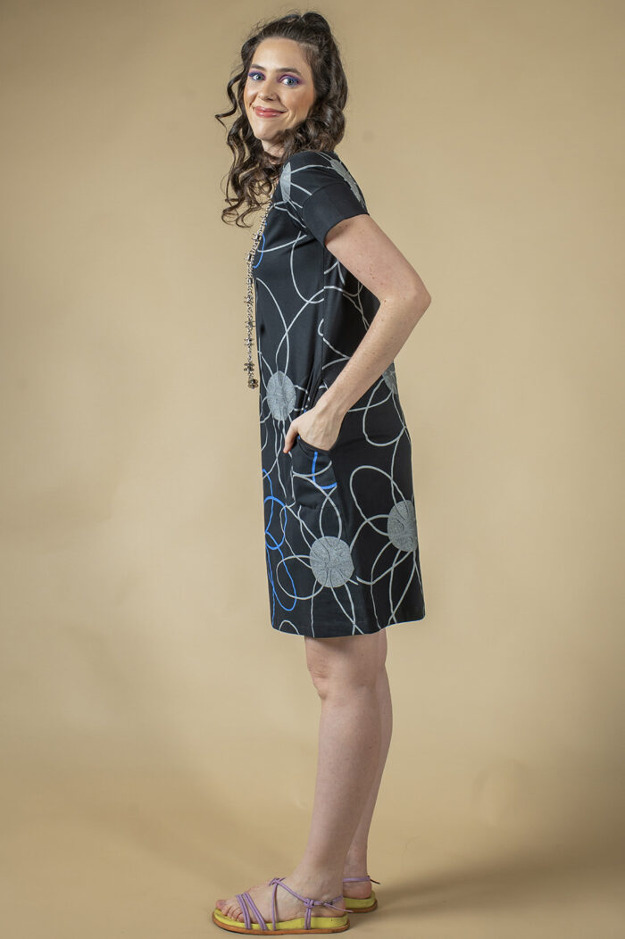 VESTIDO RETO TIPO CAMISETA COM BOLSOS, DECOTE V E ACABAMENTO DE RIBANA NA MANGA - Image 3