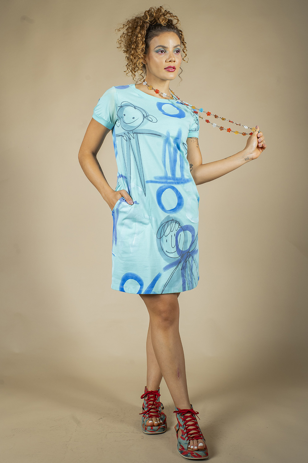 VESTIDO PINTADO À MÃO RETO TIPO CAMISETA COM BOLSOS E MANGA CURTA