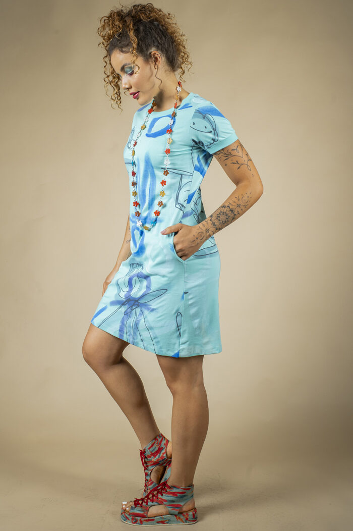 VESTIDO PINTADO À MÃO RETO TIPO CAMISETA COM BOLSOS E MANGA CURTA - Image 4