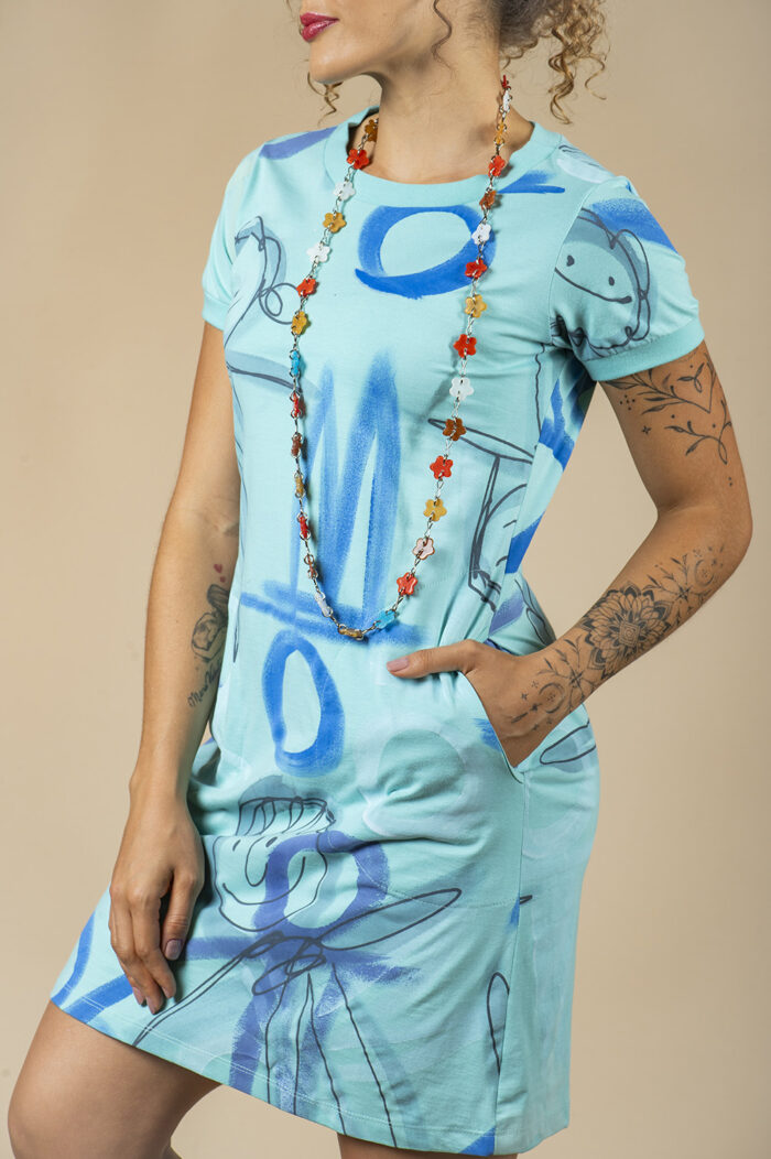 VESTIDO PINTADO À MÃO RETO TIPO CAMISETA COM BOLSOS E MANGA CURTA - Image 3