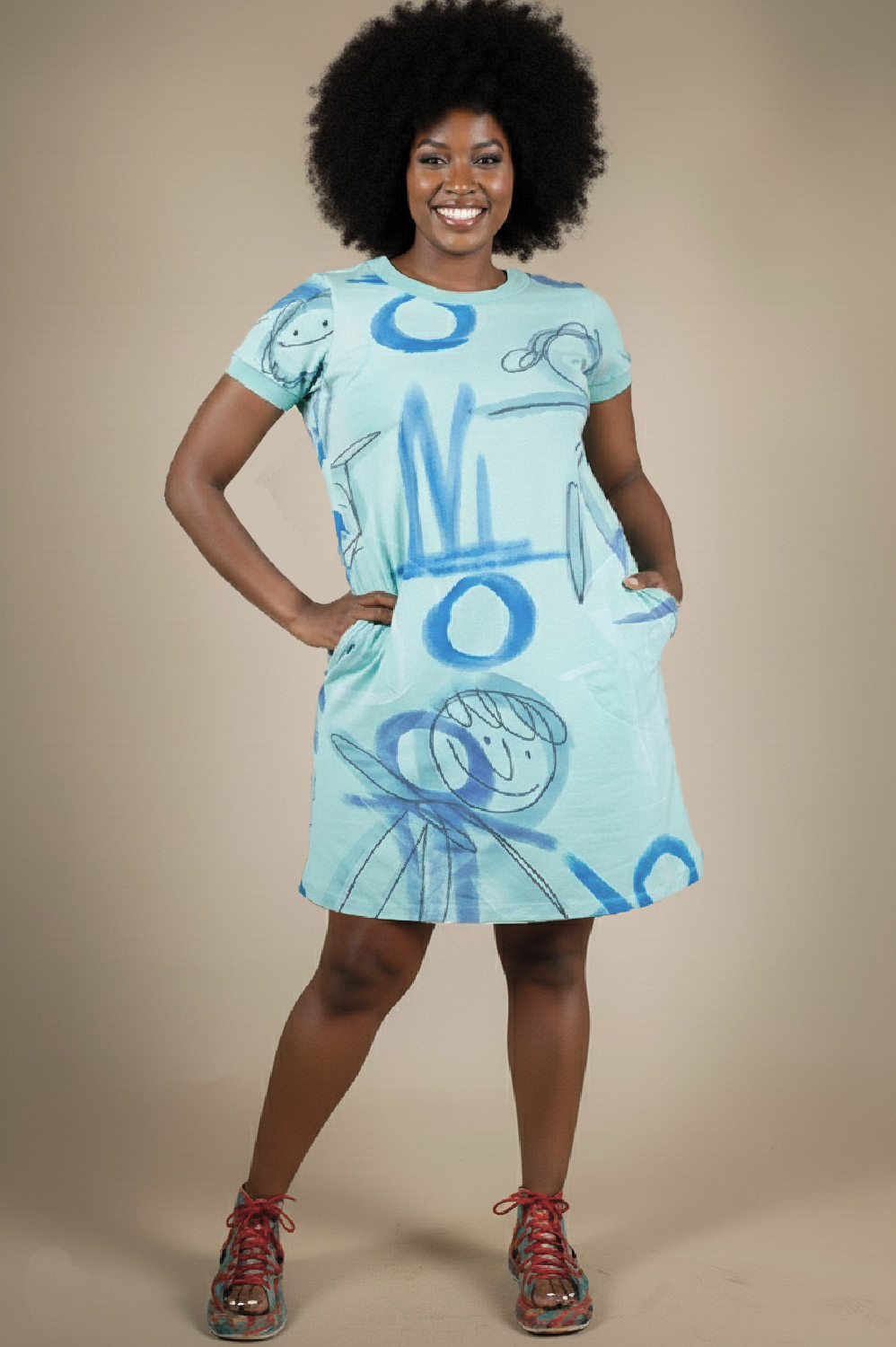 VESTIDO PLUS SIZE, PINTADO À MÃO, RETO TIPO CAMISETA, COM BOLSOS E MANGA CURTA