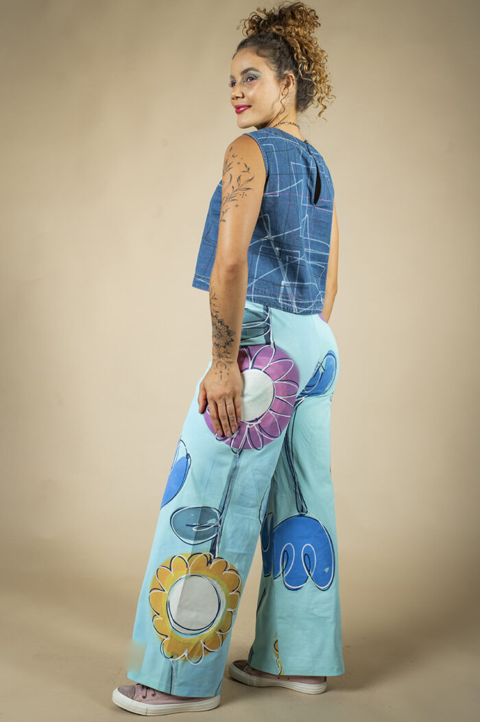 REGATA PINTADA À MÃO MAIS RETA, COM FENDA NO DECOTE DAS COSTAS - Image 4