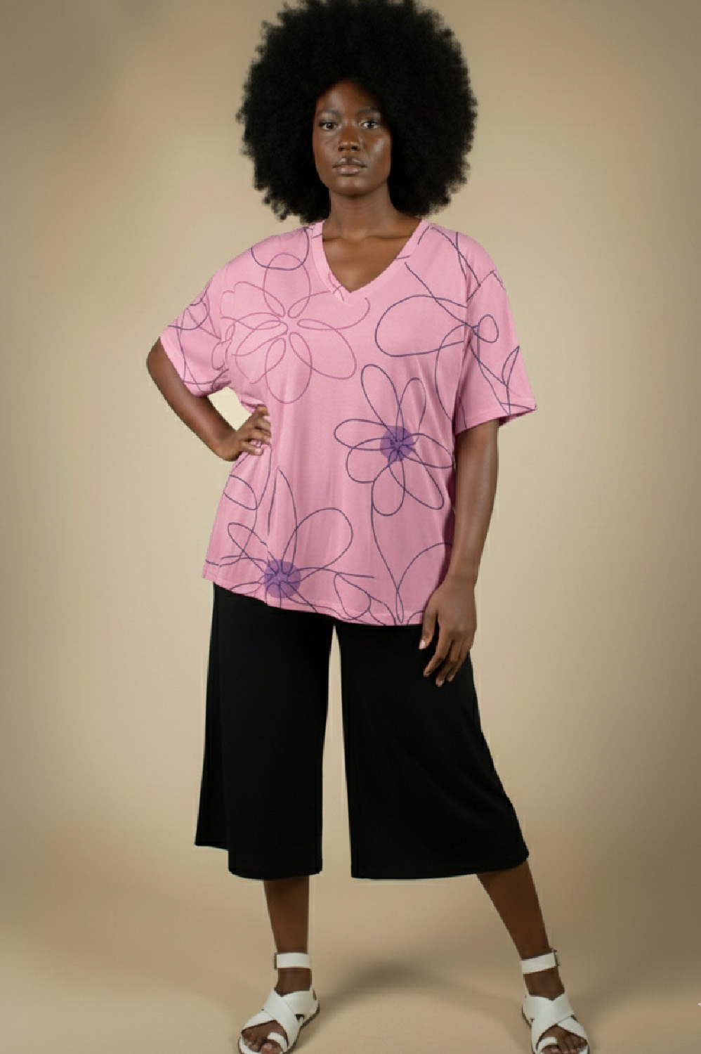 BLUSA PLUS SIZE PINTADA À MÃO SOLTONA COM DECOTE V E DETALHE DE FRANZIDO NAS COSTAS