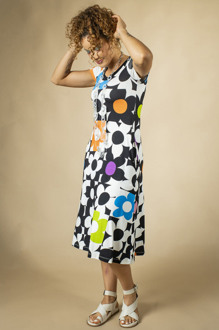 VESTIDO LEVEMENTE LINHA A, MIDI, COM DECOTE REDONDO, MANGA CURTA E BOLSOS - Image 4
