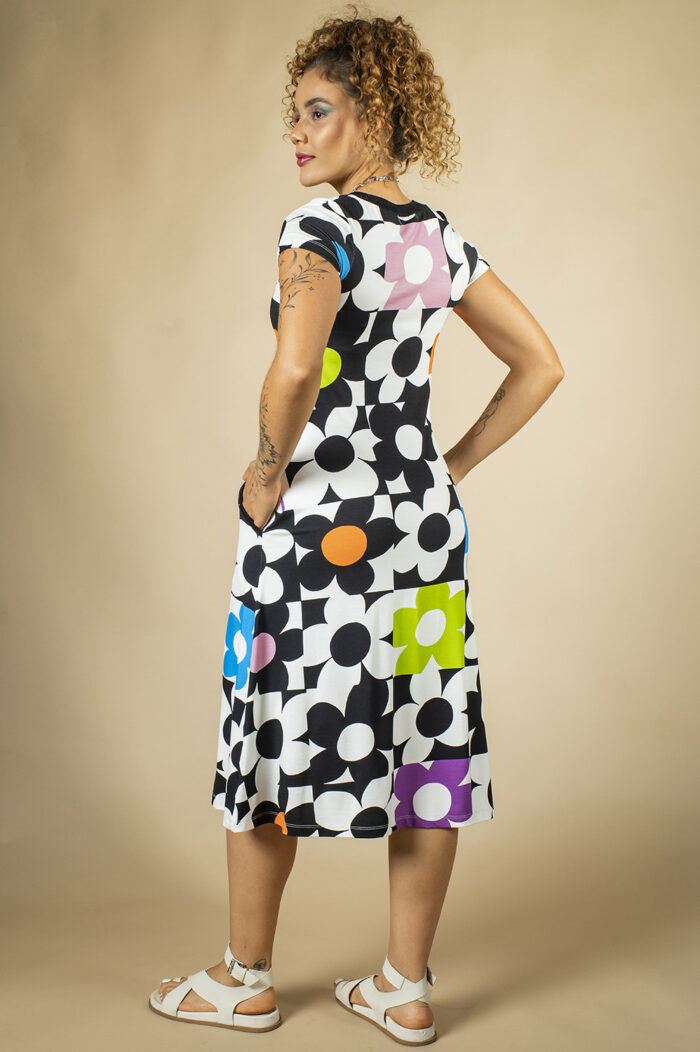 VESTIDO LEVEMENTE LINHA A, MIDI, COM DECOTE REDONDO, MANGA CURTA E BOLSOS - Image 5