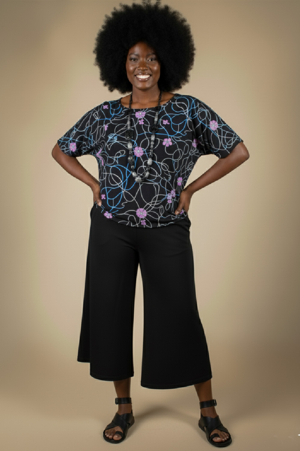 CALÇA PLUS SIZE PANTACOURT COM BOCA LEVEMENTE SINO