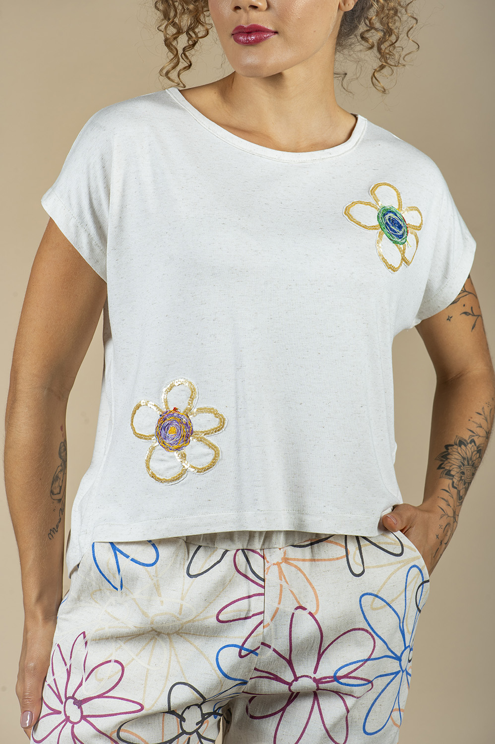 BLUSA SOLTINHA LEVEMENTE MULLET COM CAVA JAPONESA COM APLICAÇÃO ARTESANAL DE FLORES DE LANTEJOULA