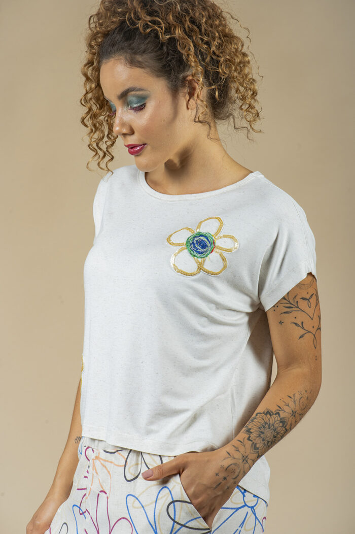 BLUSA SOLTINHA LEVEMENTE MULLET COM CAVA JAPONESA COM APLICAÇÃO ARTESANAL DE FLORES DE LANTEJOULA - Image 4
