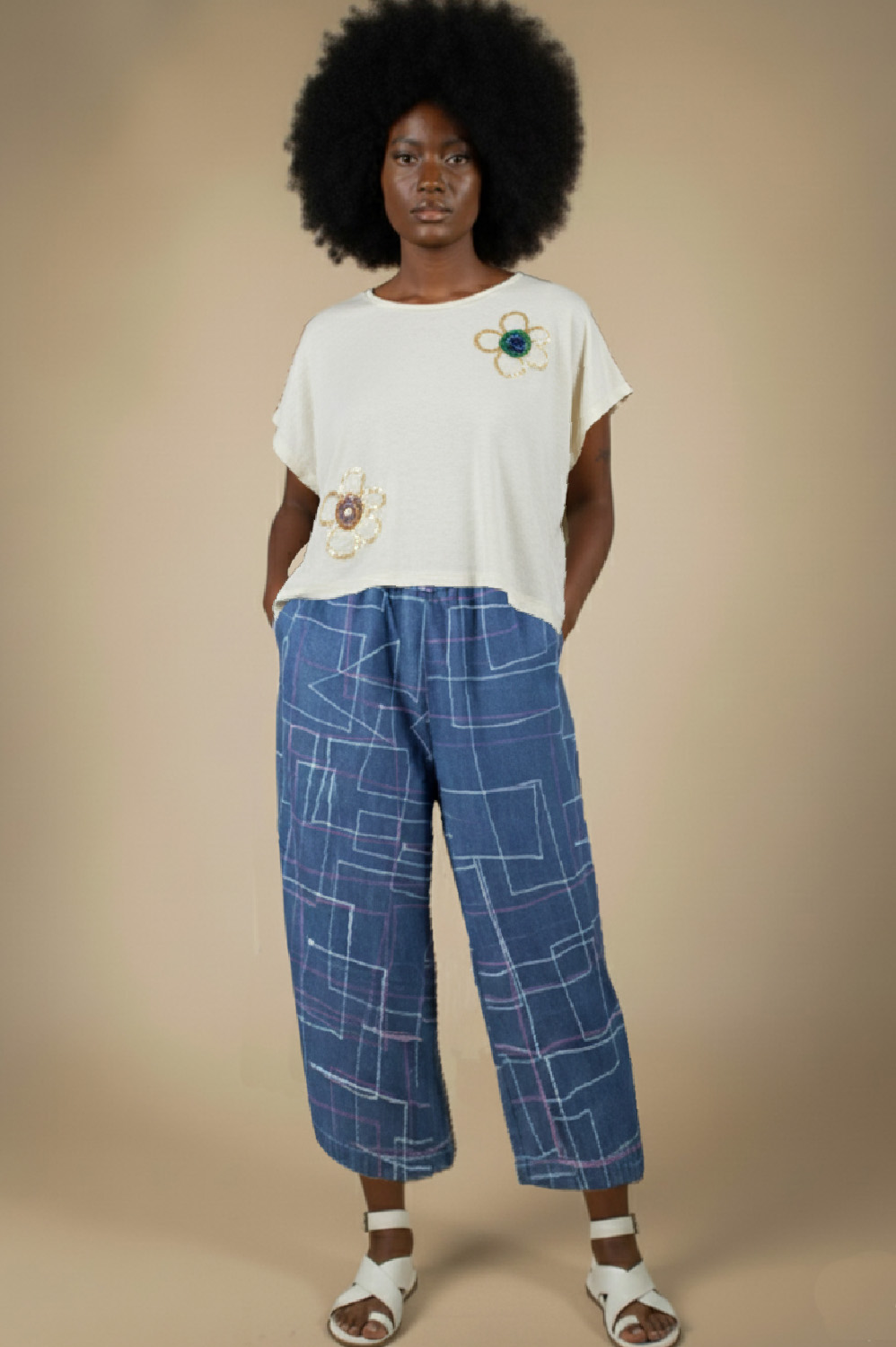 BLUSA PLUS SIZE SOLTINHA LEVEMENTE MULLET COM CAVA JAPONESA COM APLICAÇÃO ARTESANAL DE FLORES DE LANTEJOULA