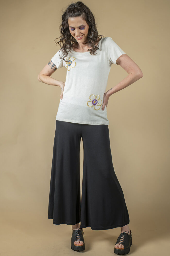 BLUSA RETA COM MANGA CURTA E DECOTE REDONDO COM APLICAÇÃO ARTESANAL DE FLORES DE LANTEJOULA - Image 5