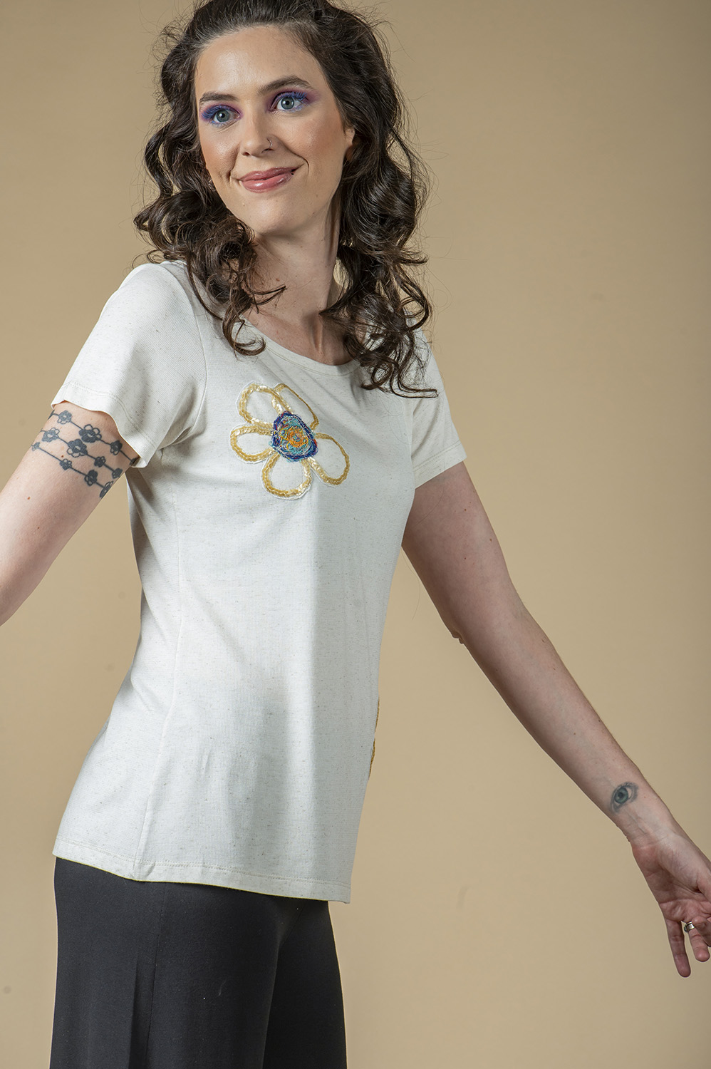 BLUSA RETA COM MANGA CURTA E DECOTE REDONDO COM APLICAÇÃO ARTESANAL DE FLORES DE LANTEJOULA