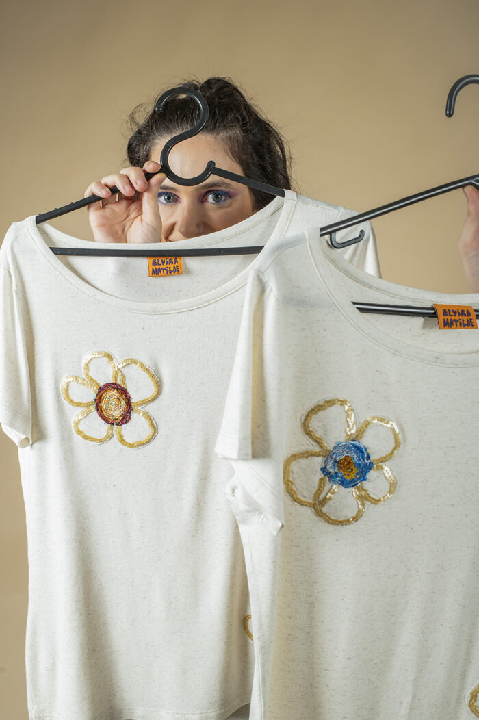 BLUSA RETA COM MANGA CURTA E DECOTE REDONDO COM APLICAÇÃO ARTESANAL DE FLORES DE LANTEJOULA - Image 3