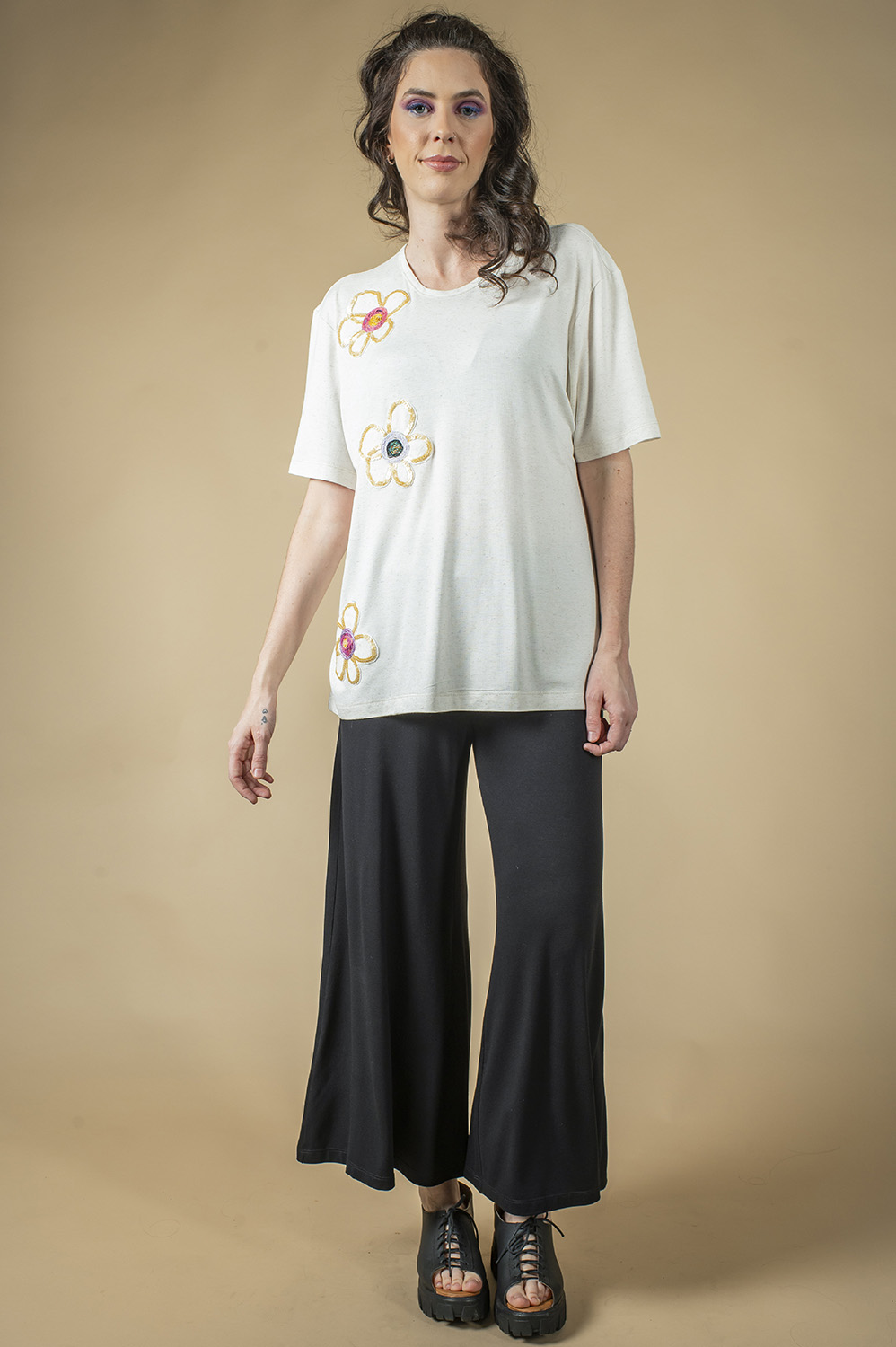 T-SHIRT DE MANGA CURTA E DECOTE REDONDO COM APLICAÇÃO ARTESANAL DE FLORES DE LANTEJOULA