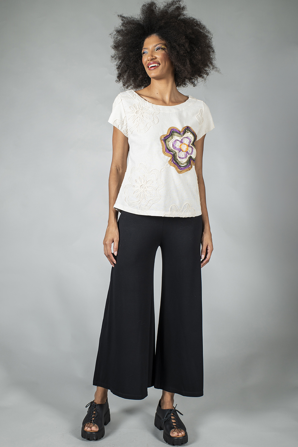 BLUSA RETA COM MANGA CURTA, DECOTE REDONDO, PENCES NO BUSTO CUSTOMIZADA COM APLICAÇÕES MANUAIS DE BORDADO NAS FLORES