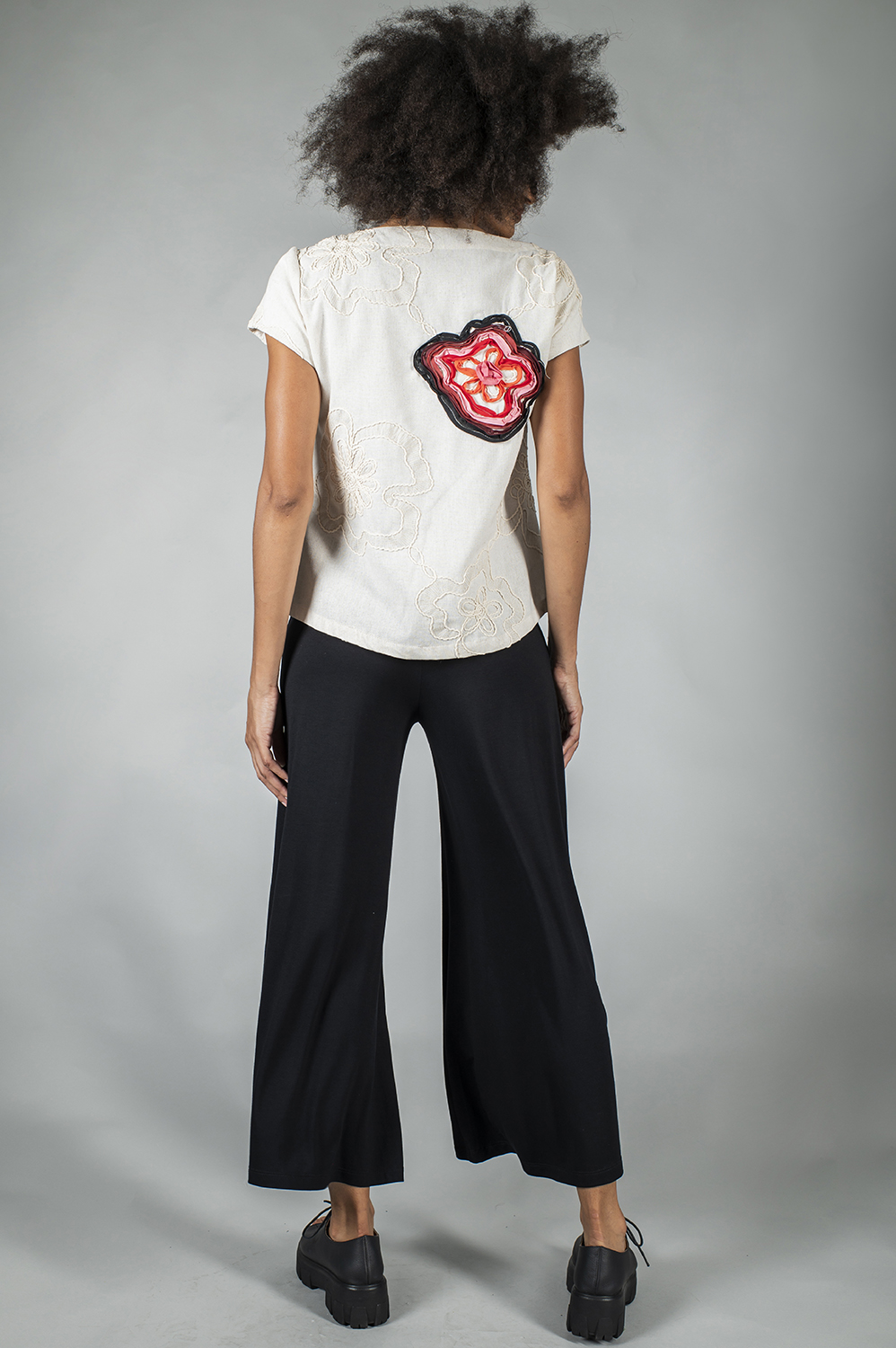 BLUSA RETA COM MANGA CURTA, DECOTE REDONDO, PENCES NO BUSTO CUSTOMIZADA COM APLICAÇÕES MANUAIS DE BORDADO NAS FLORES - Image 3