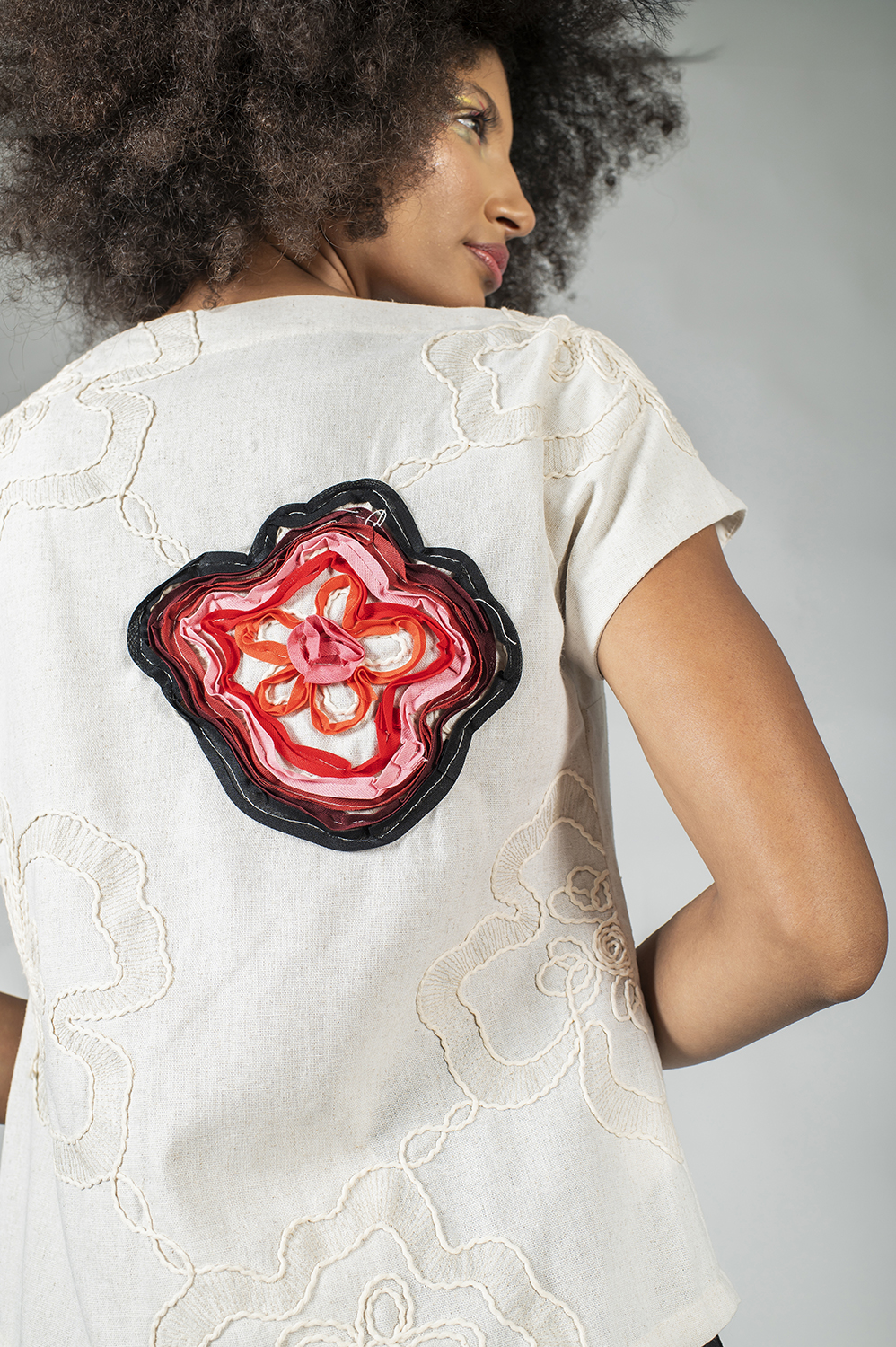 BLUSA RETA COM MANGA CURTA, DECOTE REDONDO, PENCES NO BUSTO CUSTOMIZADA COM APLICAÇÕES MANUAIS DE BORDADO NAS FLORES - Image 4