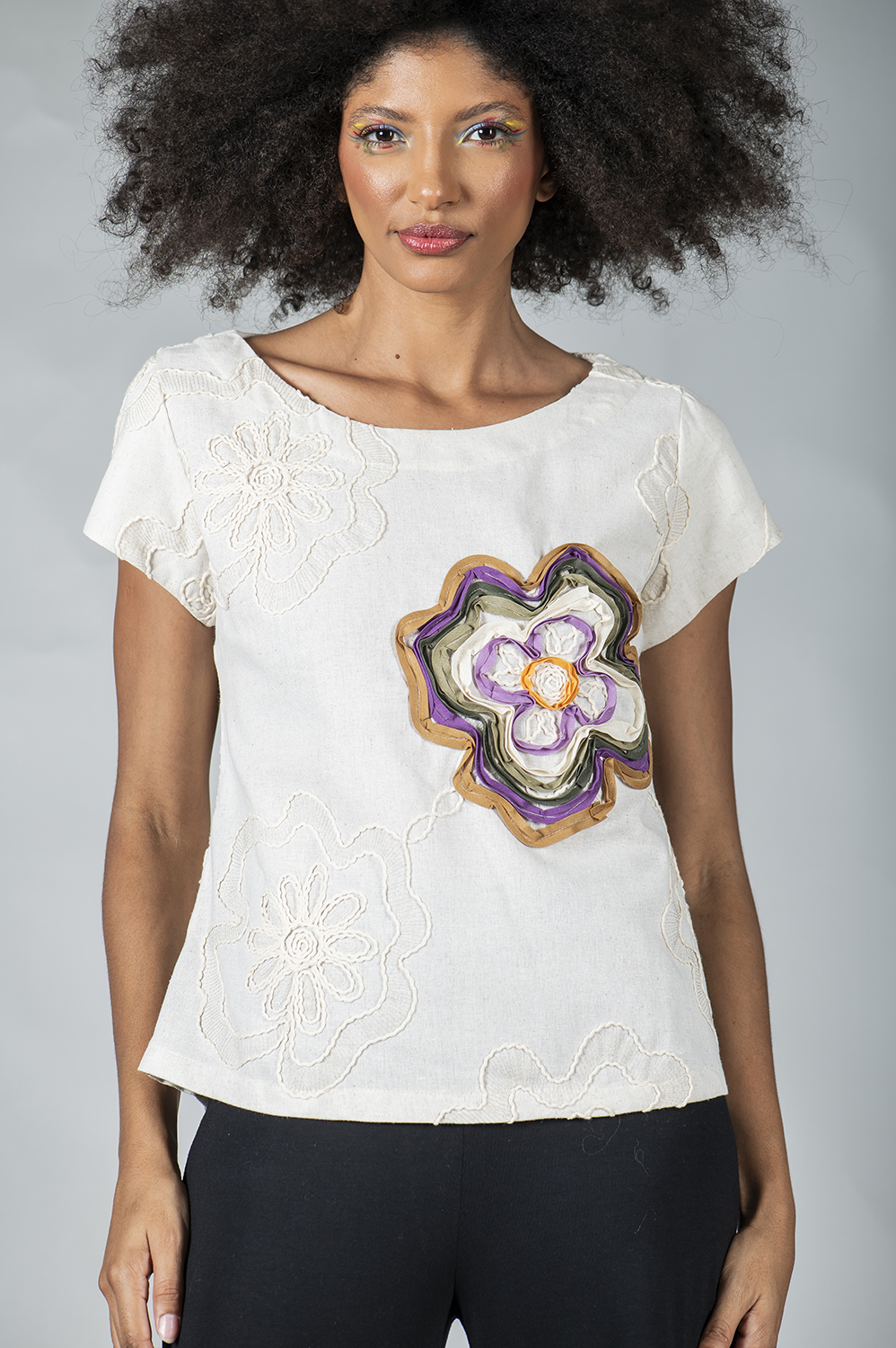 BLUSA RETA COM MANGA CURTA, DECOTE REDONDO, PENCES NO BUSTO CUSTOMIZADA COM APLICAÇÕES MANUAIS DE BORDADO NAS FLORES - Image 5