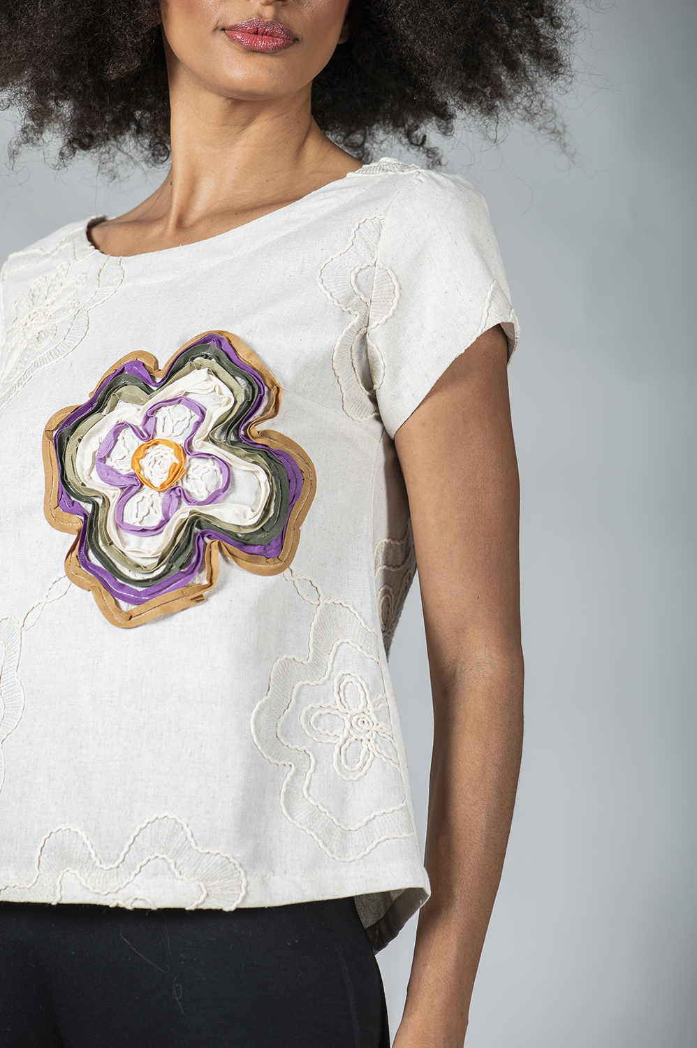 BLUSA RETA COM MANGA CURTA, DECOTE REDONDO, PENCES NO BUSTO CUSTOMIZADA COM APLICAÇÕES MANUAIS DE BORDADO NAS FLORES - Image 6