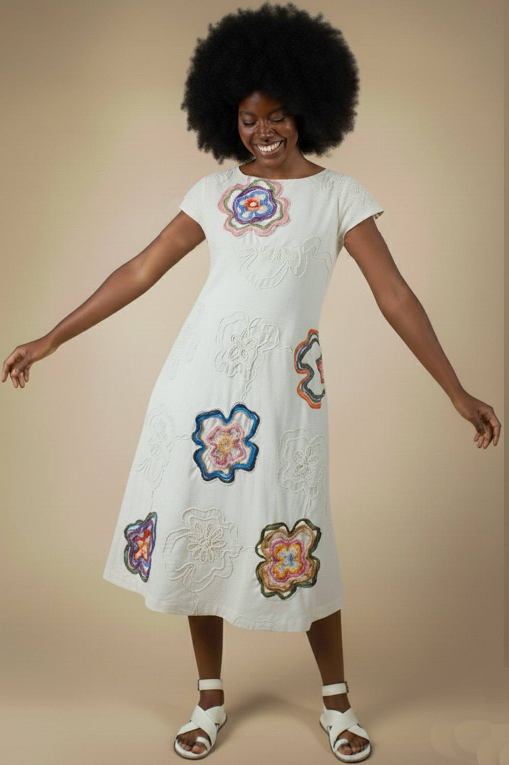 VESTIDO PLUS SIZE MIDI LINHA A, COM MANGA JAPONESA, RECORTE NA CINTURA, BOLSOS TODO CUSTOMIZADO COM APLICAÇÕES MANUAIS DE BORDADOS NAS FLORES