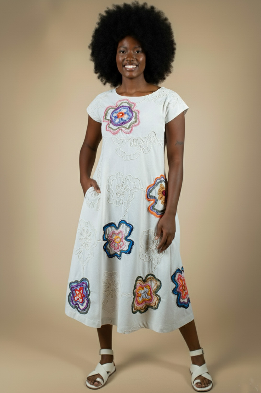 VESTIDO PLUS SIZE MIDI LINHA A, COM MANGA JAPONESA, RECORTE NA CINTURA, BOLSOS TODO CUSTOMIZADO COM APLICAÇÕES MANUAIS DE BORDADOS NAS FLORES