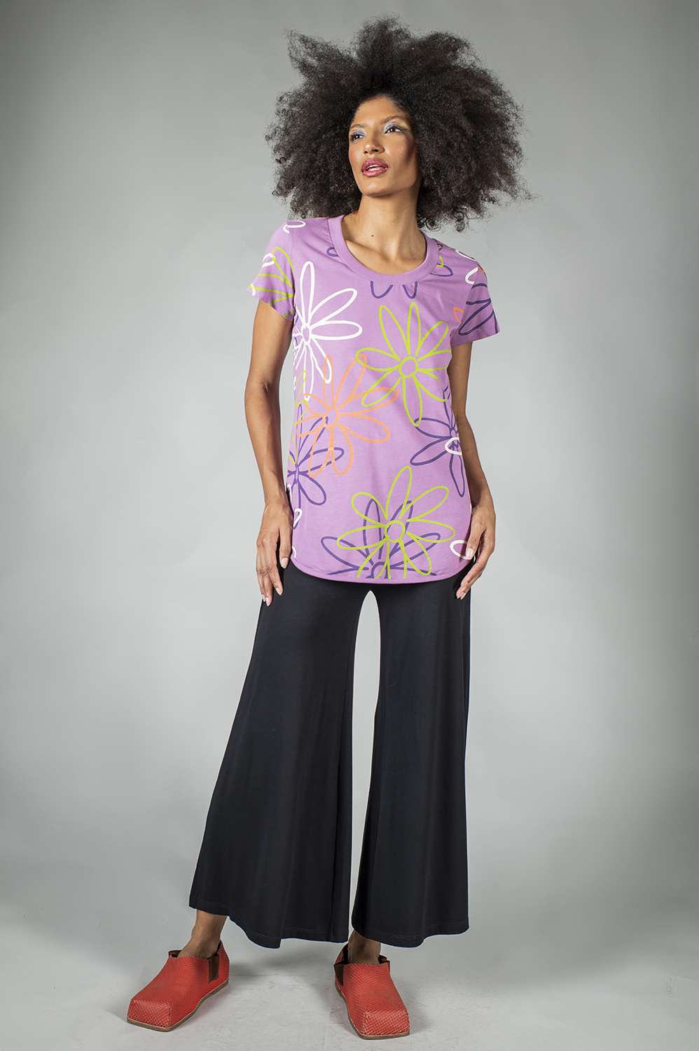 BLUSA COM DECOTE REDONDO, MANGA CURTA E BARRA CAMISADA