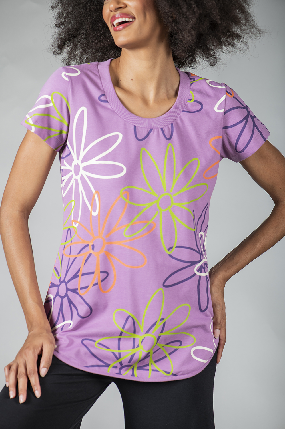 BLUSA COM DECOTE REDONDO, MANGA CURTA E BARRA CAMISADA