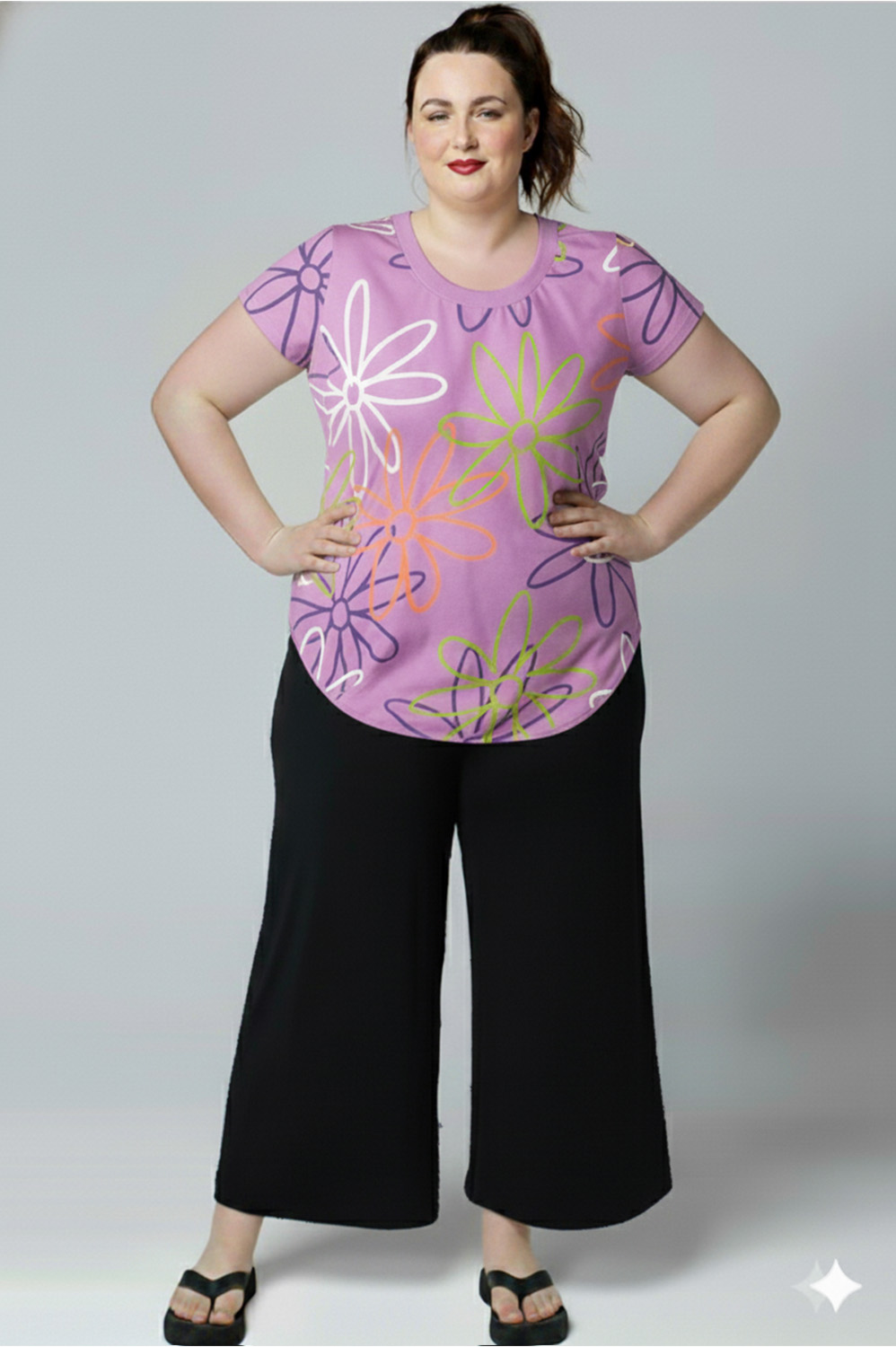 BLUSA PLUS SIZE COM DECOTE REDONDO, MANGA CURTA E BARRA CAMISADA