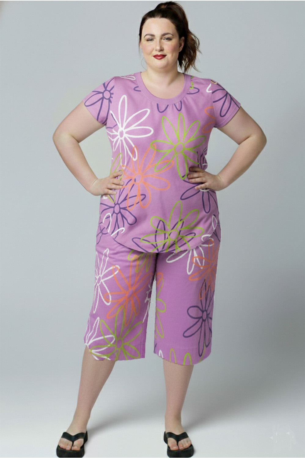 BLUSA PLUS SIZE COM DECOTE REDONDO, MANGA CURTA E BARRA CAMISADA