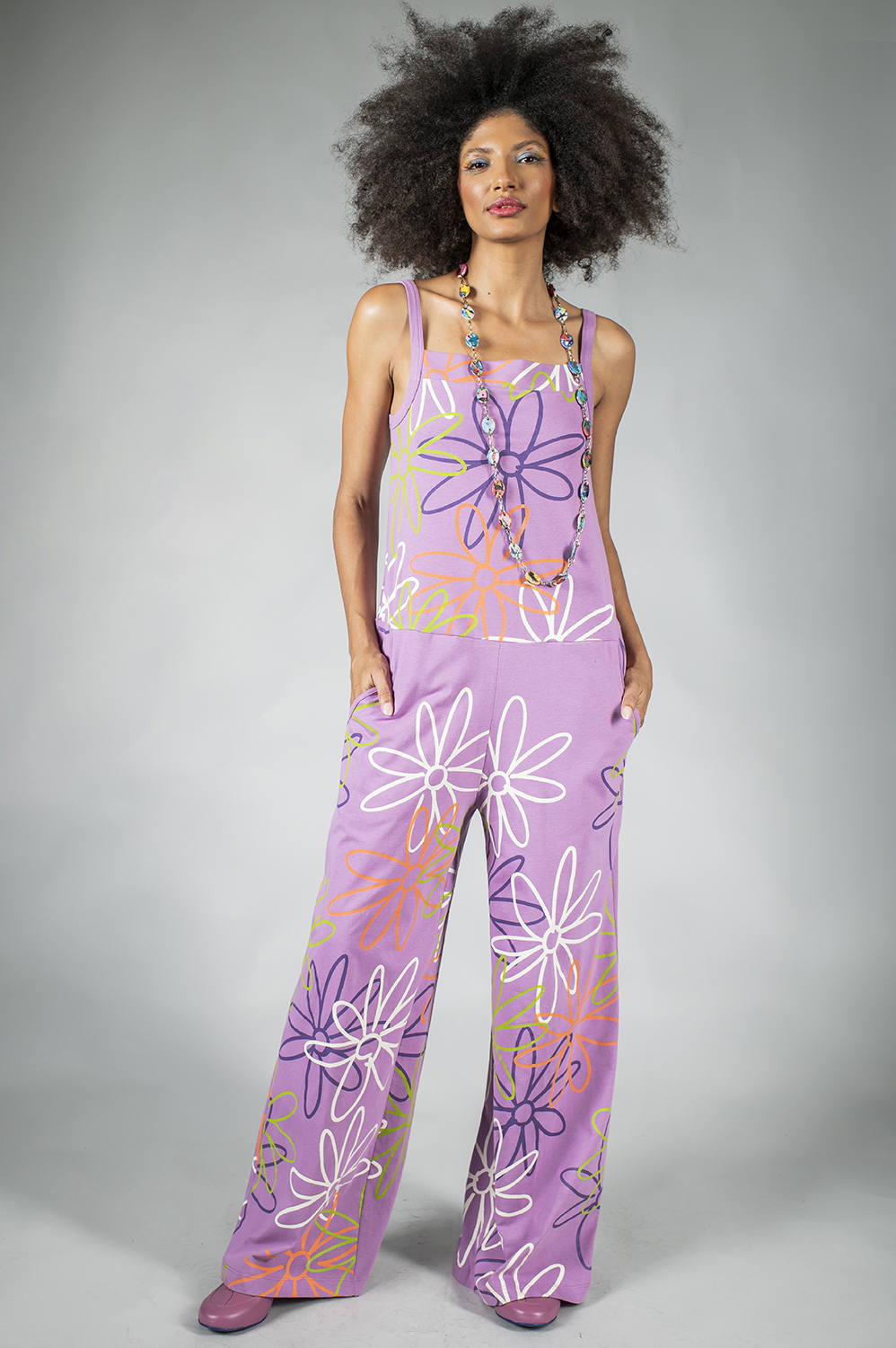 MACACÃO RETO DE ALÇA, COM RECORTE BAIXO NA CINTURA E SOLTINHO COM BOLSOS