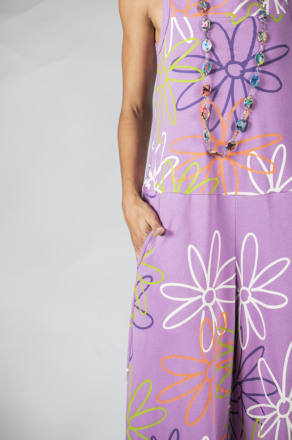 MACACÃO RETO DE ALÇA, COM RECORTE BAIXO NA CINTURA E SOLTINHO COM BOLSOS