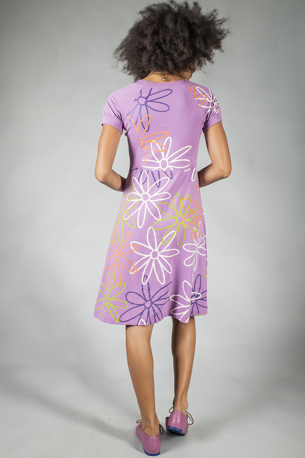 VESTIDO NO JOELHO, LEVEMENTE LINHA A COM DETALHE DE RECORTES COM RIBANA NO BUSTO - Image 6