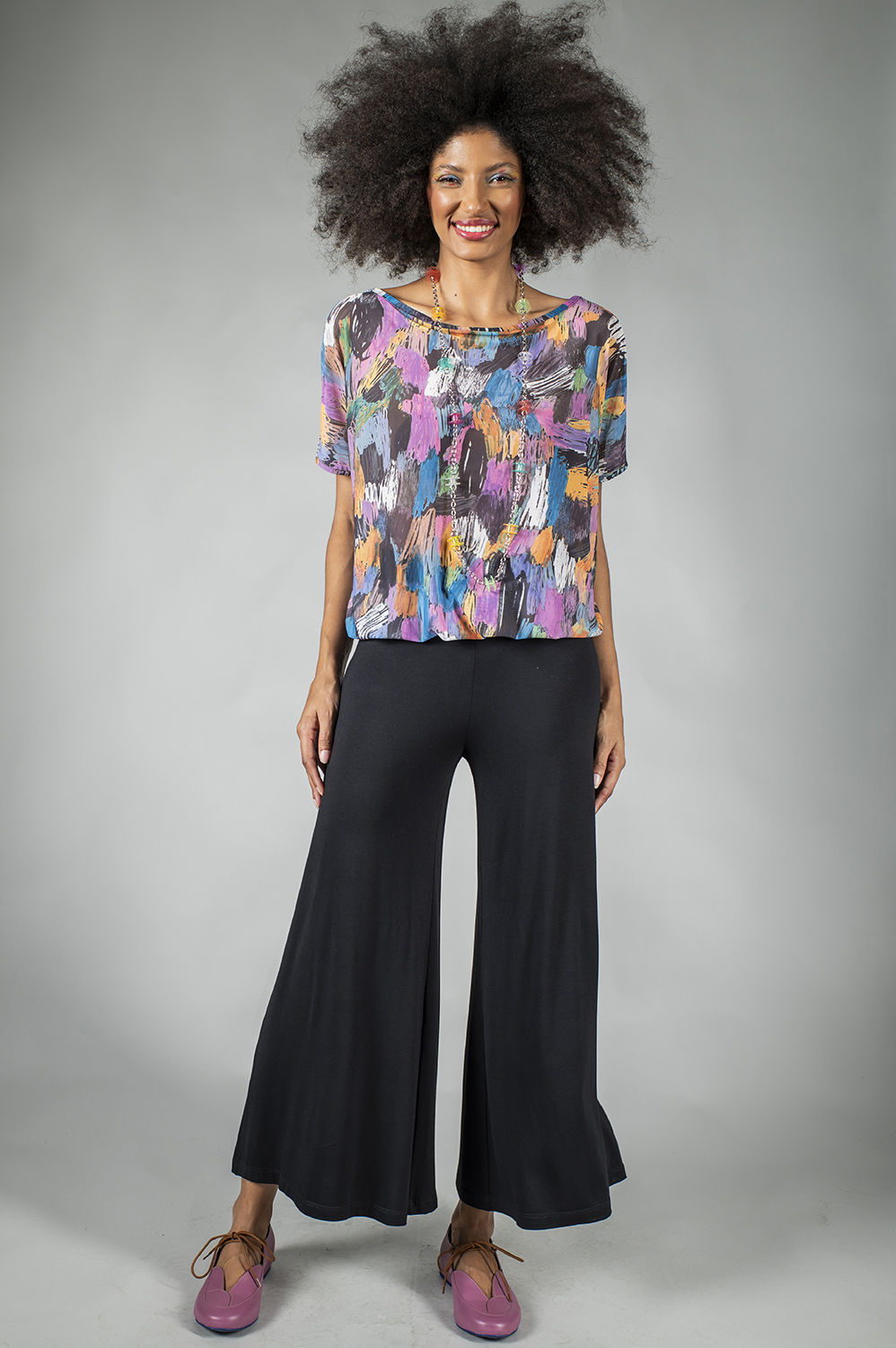 BLUSA COM MANGA CURTA JAPONESA, DECOTE CANOA E ELÁSTICO SUAVE NA CINTURA