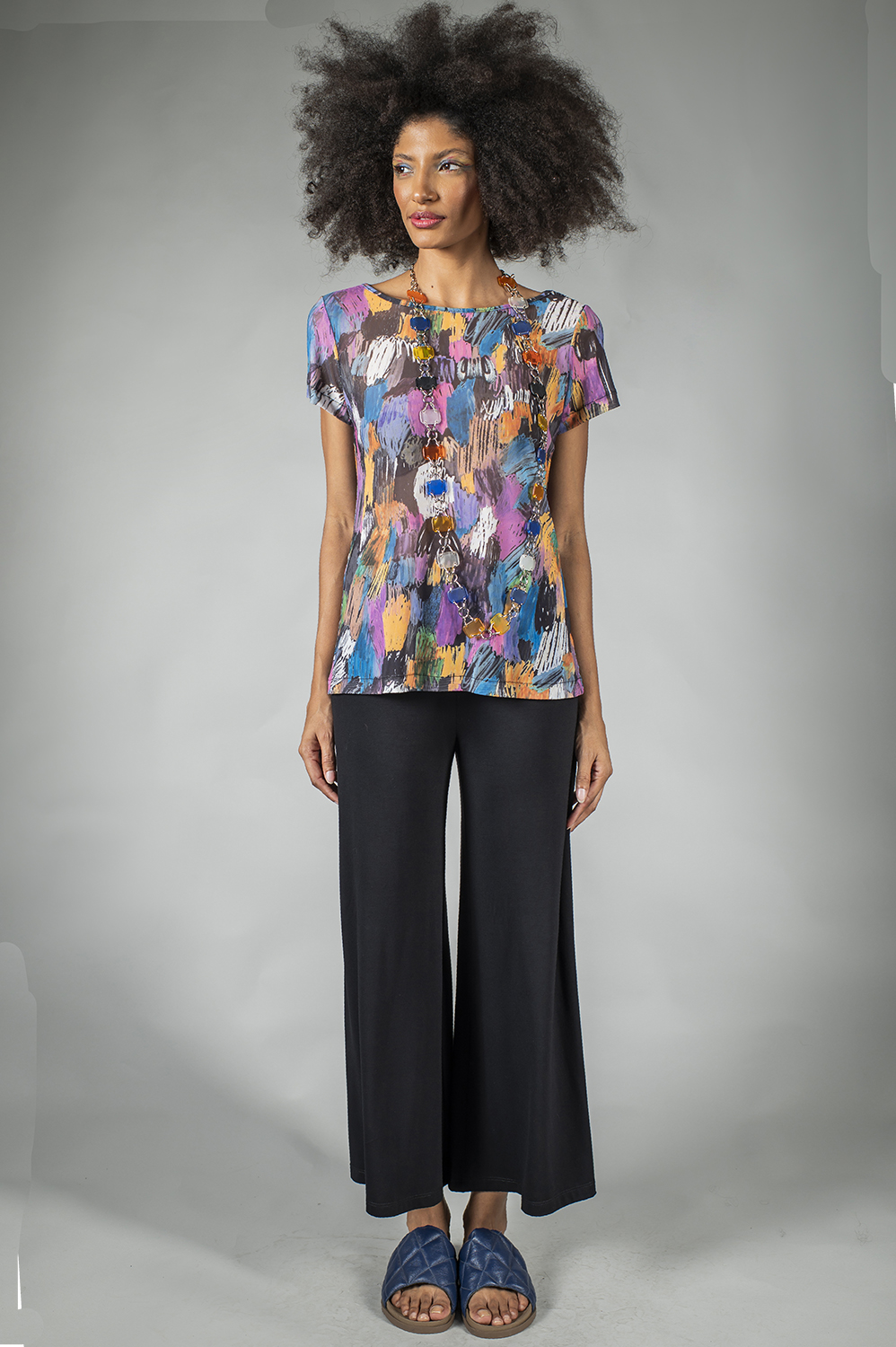 BLUSA MAIS CERTINHA COM MANGA CURTA E DECOTE REDONDO