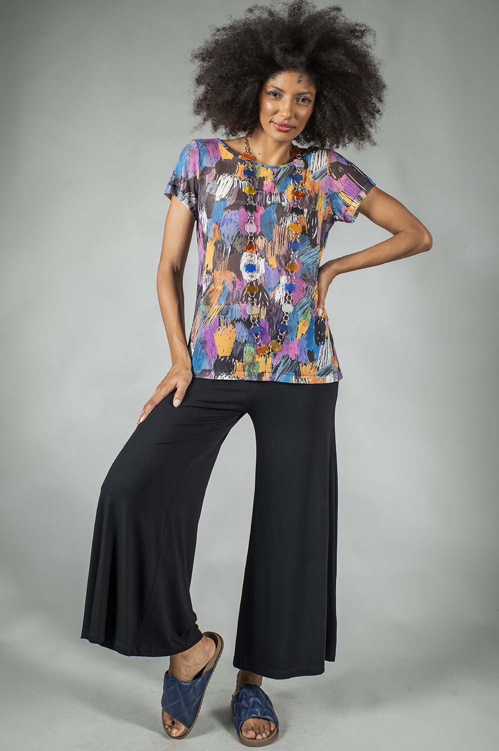 BLUSA MAIS CERTINHA COM MANGA CURTA E DECOTE REDONDO