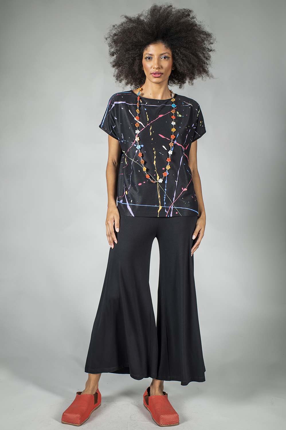 BLUSA PINTADA Á MÃO SOLTINHA LEVEMENTE TRIANGULAR