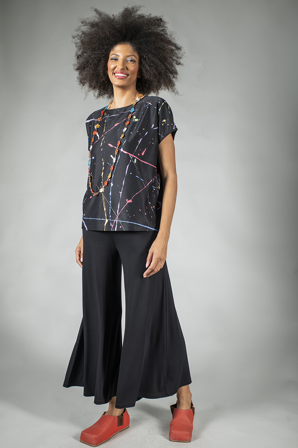 BLUSA PINTADA Á MÃO SOLTINHA LEVEMENTE TRIANGULAR