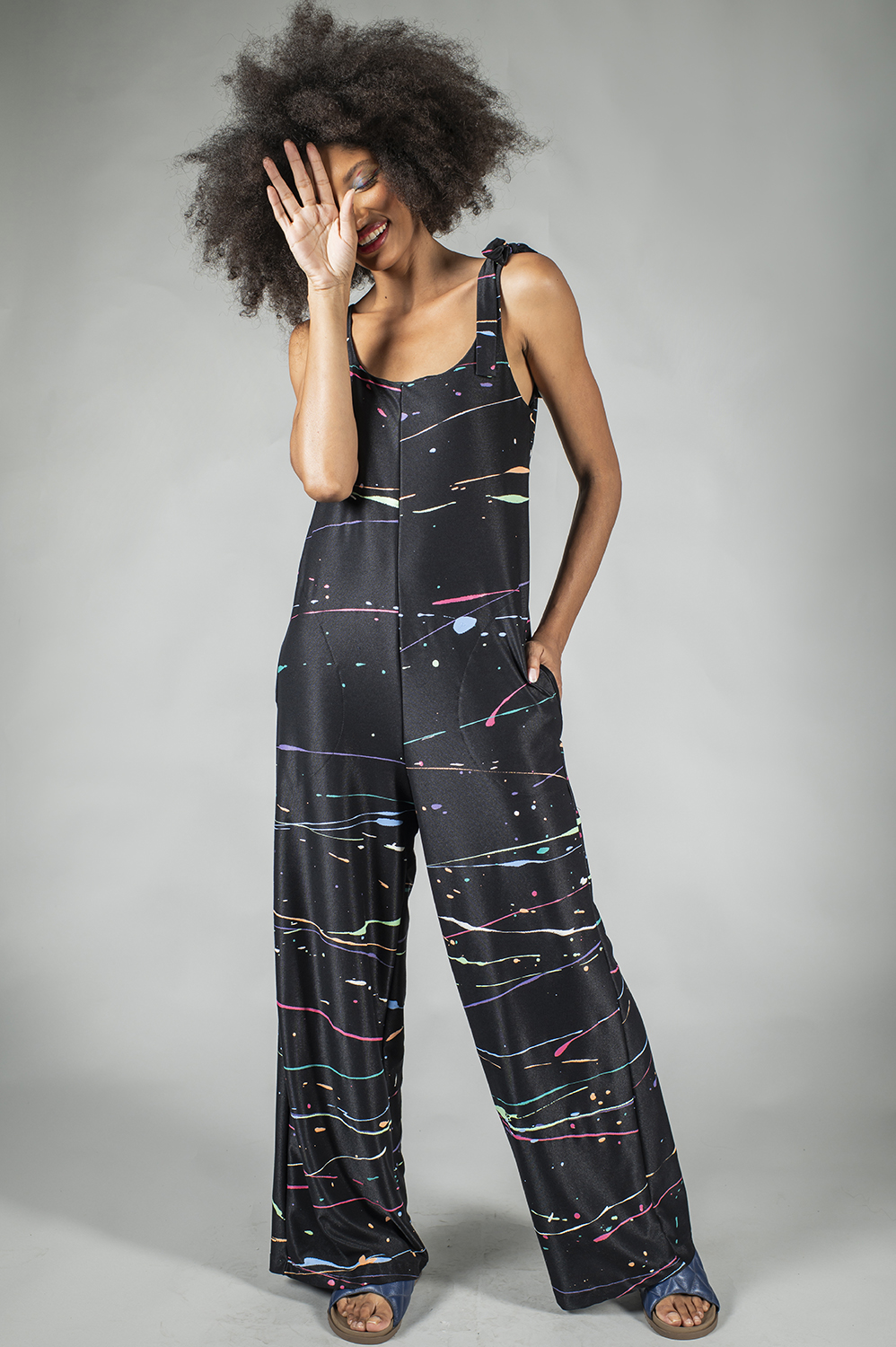 MACACÃO PINTADO À MÃO SOLTO RETO DE ALÇA DE AMARRAR E BOLSOS - Image 3