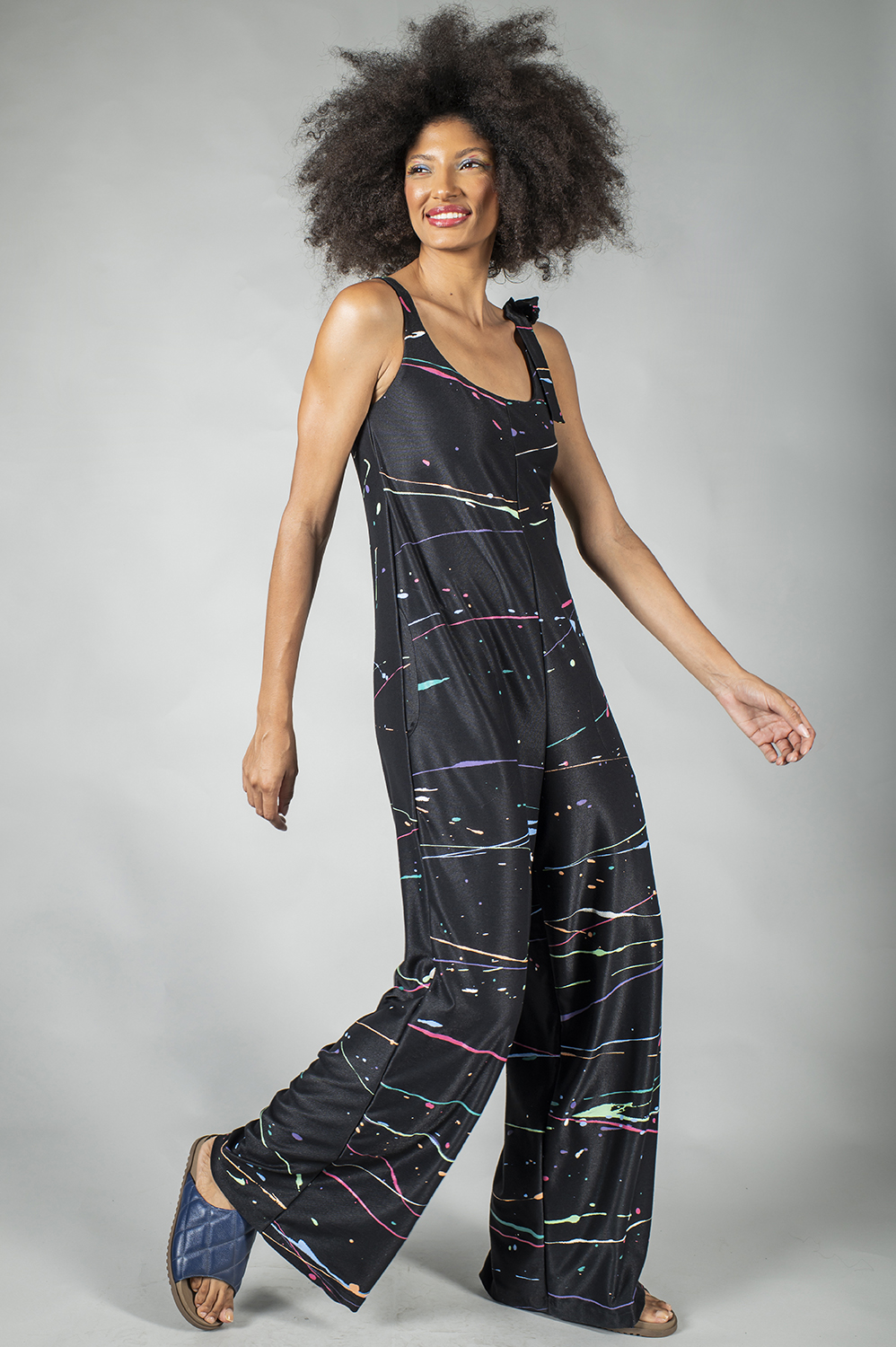 MACACÃO PINTADO À MÃO SOLTO RETO DE ALÇA DE AMARRAR E BOLSOS - Image 5