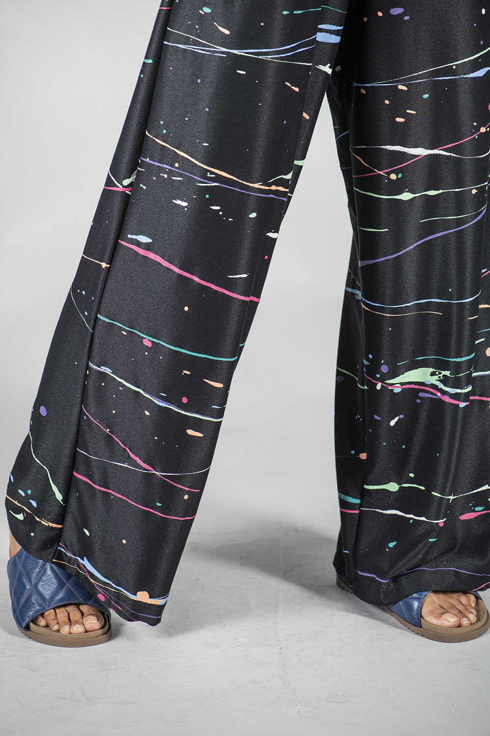 MACACÃO PINTADO À MÃO SOLTO RETO DE ALÇA DE AMARRAR E BOLSOS - Image 6