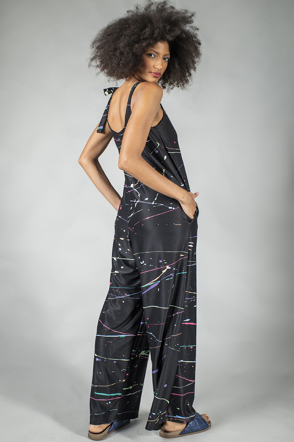 MACACÃO PINTADO À MÃO SOLTO RETO DE ALÇA DE AMARRAR E BOLSOS - Image 7